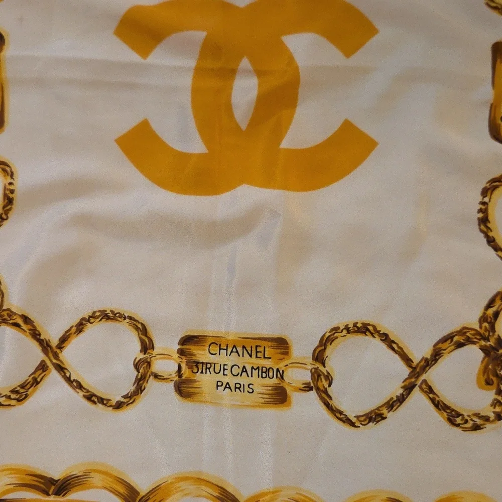 CHANEL 31Rue‎ Cambon Cream and Gold Chain Motif Scarf